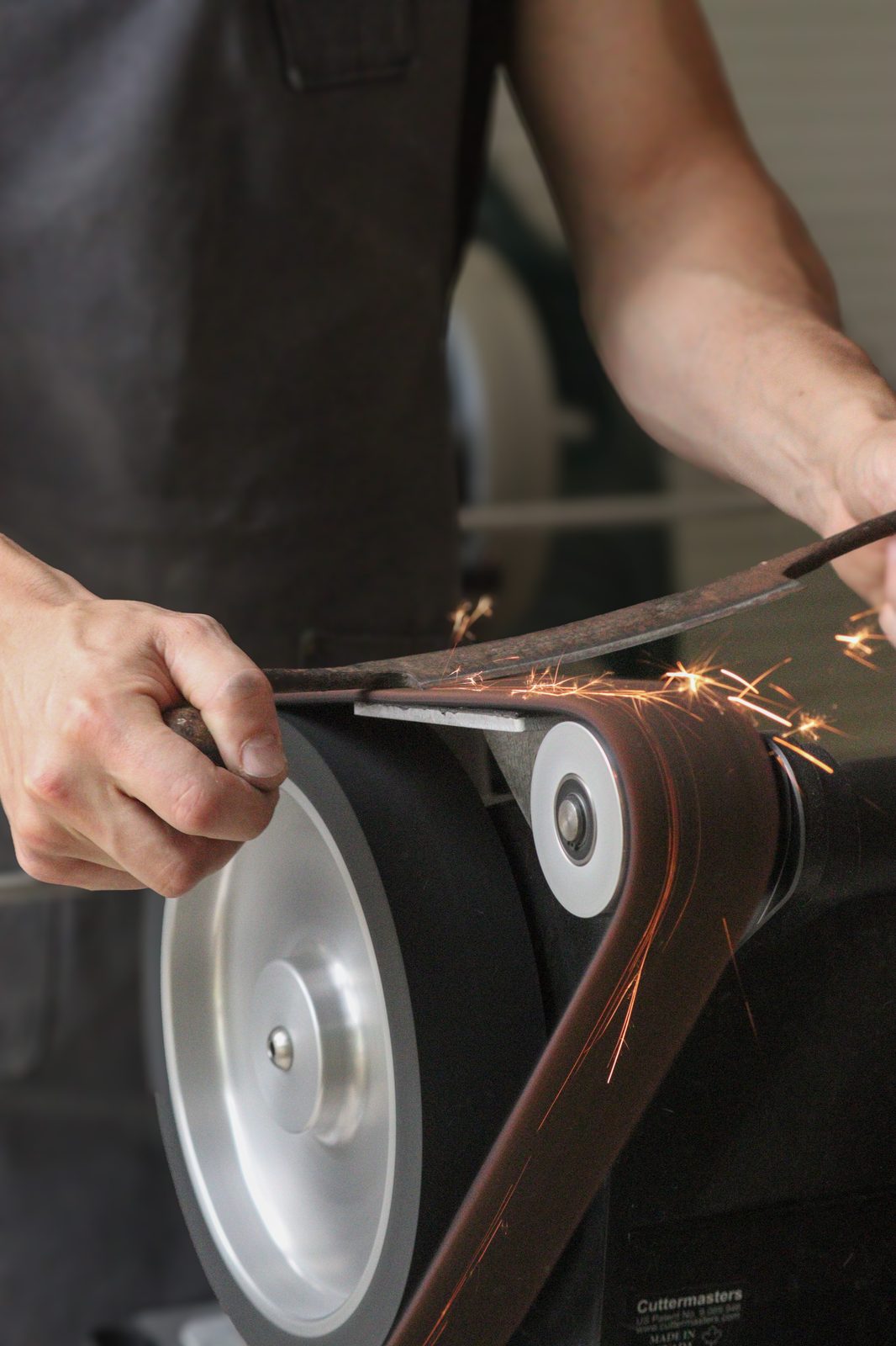 Aiguisage d'un couteau sur machine de précision